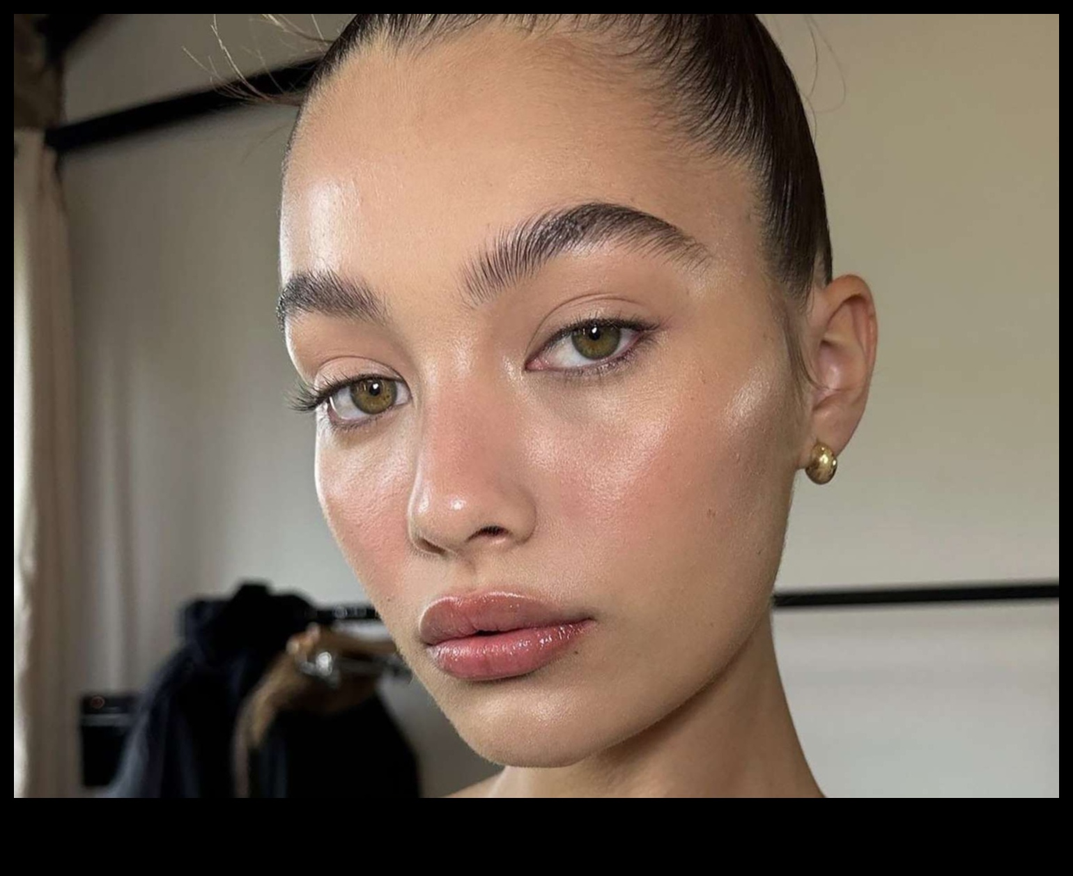 Glamour fără efort: redefinirea eleganței cu tehnici de machiaj natural