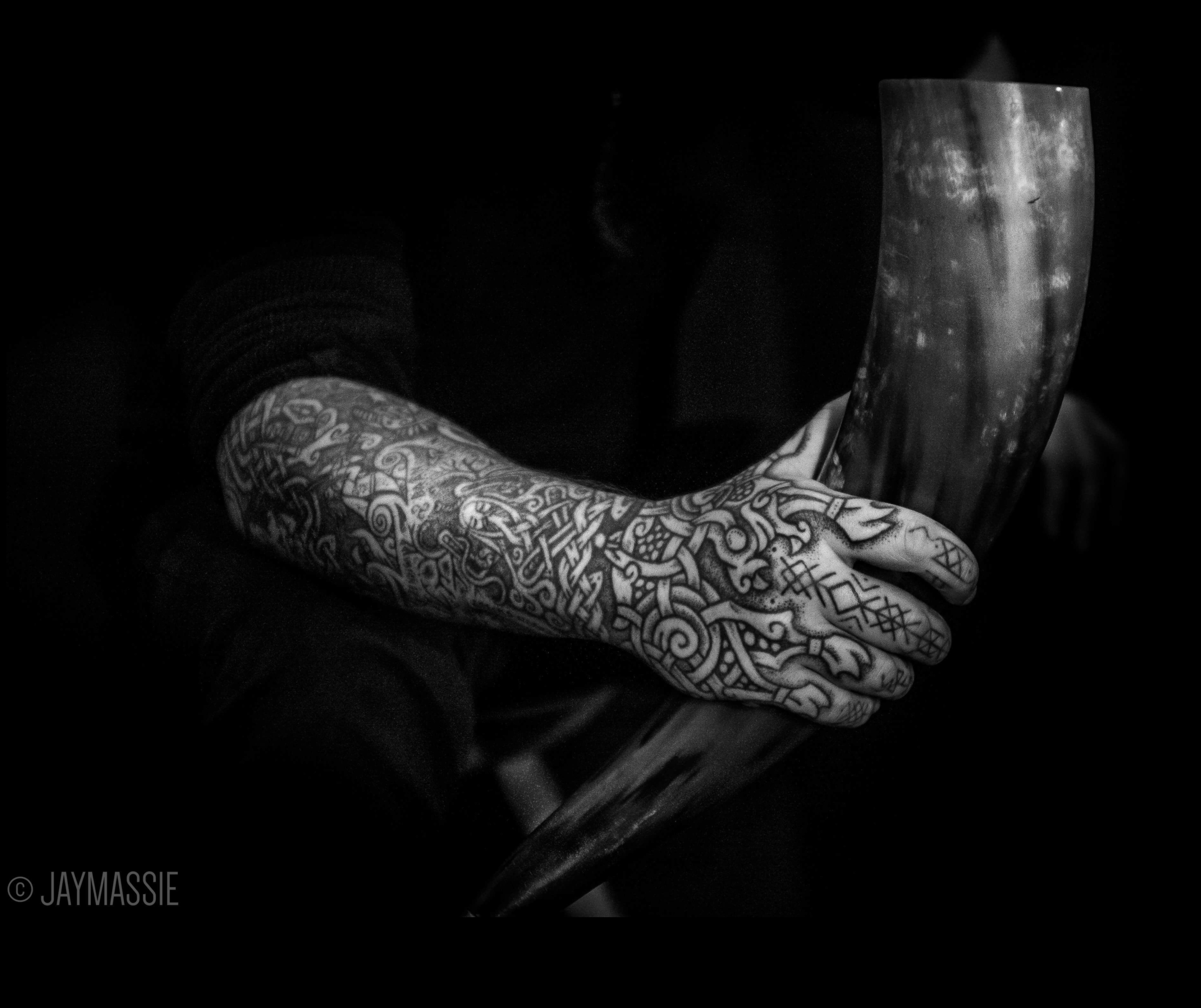 Tapiserie cu tatuaje: împletind povești prin design