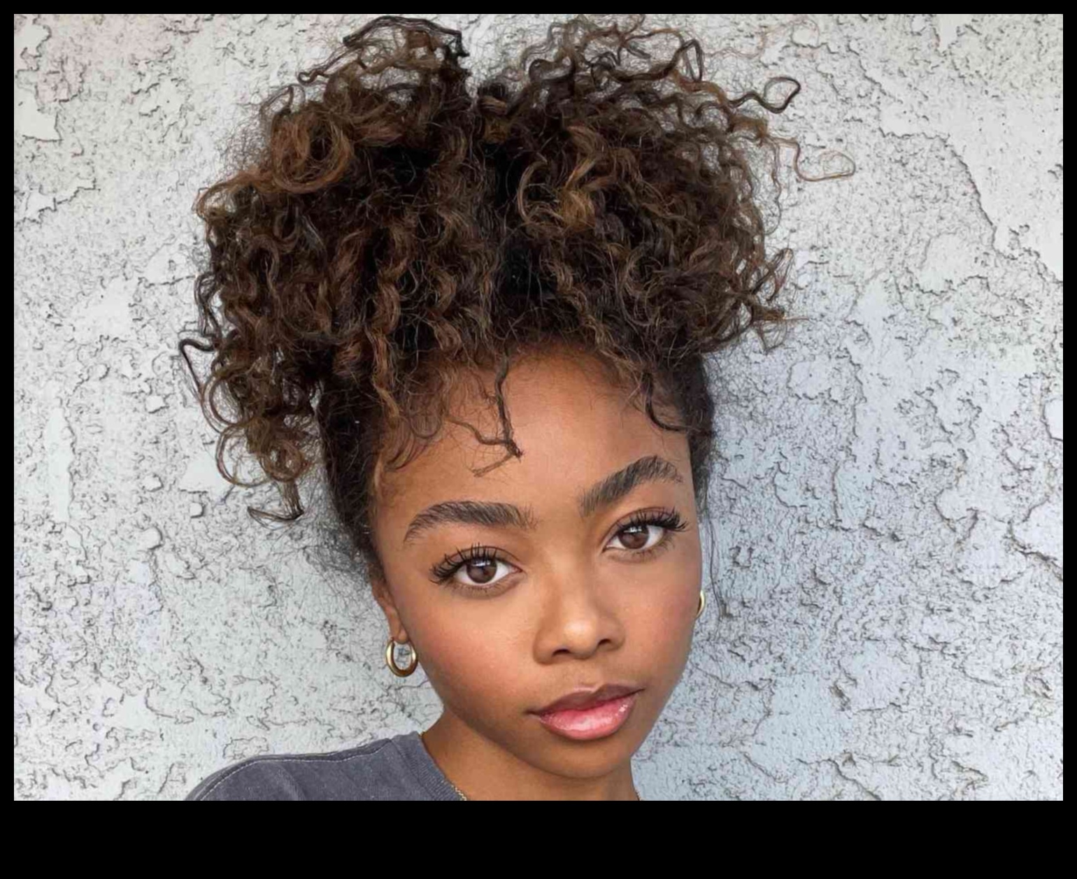 Tresuri zdruncinate Continuare: Îmbrățișând spiritul lipsit de griji al părului creț