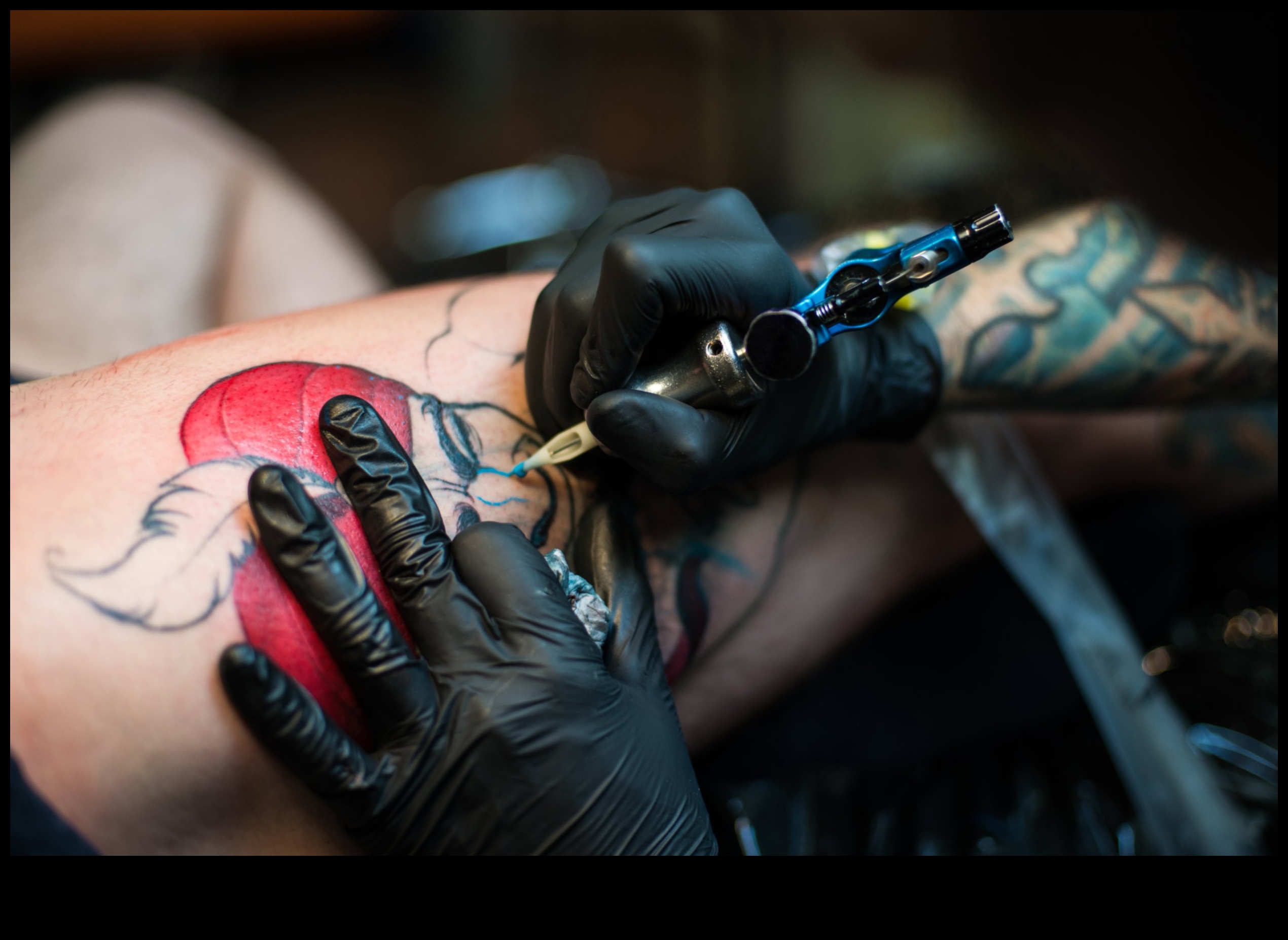 Cerneală emblematică: povestiri cu artă corporală simbolică