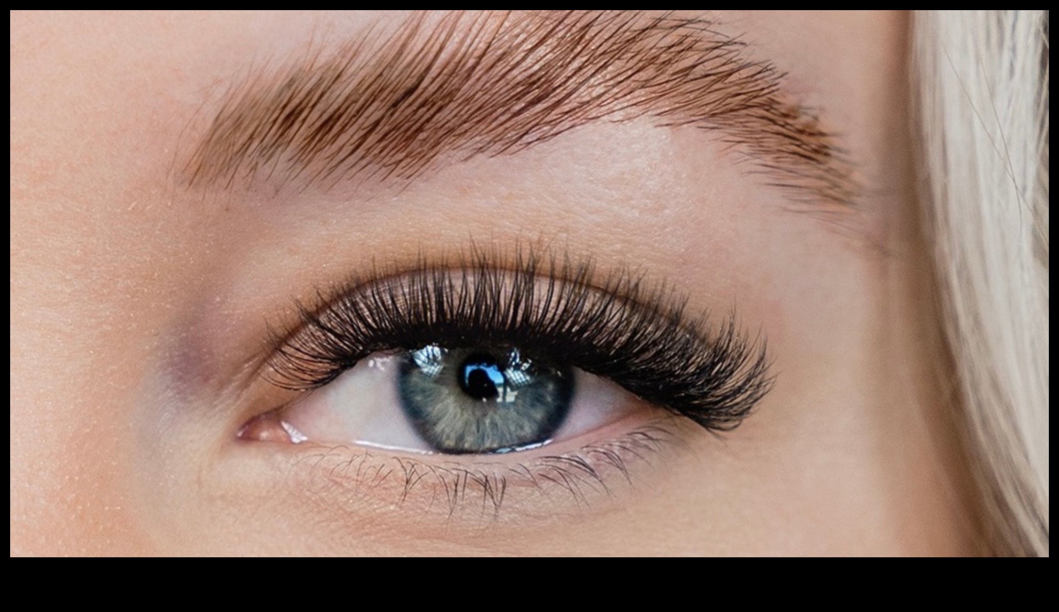 Natural Lash Embrace: Obținerea frumuseții fără efort cu rimel minimalist