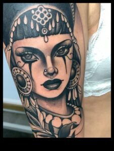 Impresii iconice: dezvăluirea narațiunilor simbolice despre tatuaje